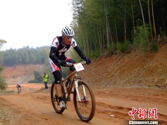 英国选手Edward Crok在比赛中。赵小燕摄