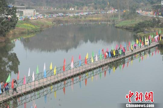 人和乡山地自行车赛道与人工湖相映生辉。张浪摄