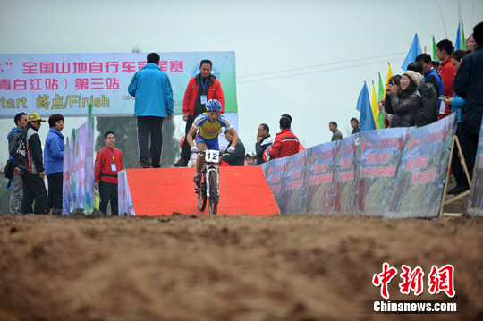 个人计时赛比赛现场。 张浪 摄