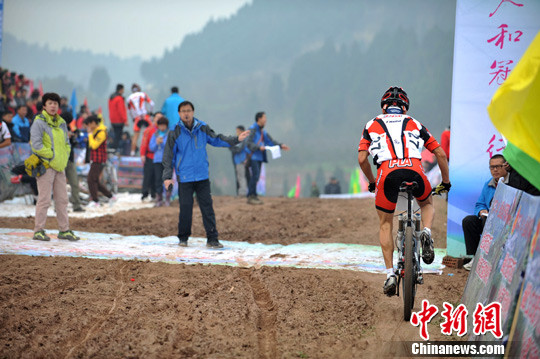 个人计时赛比赛现场。 张浪 摄