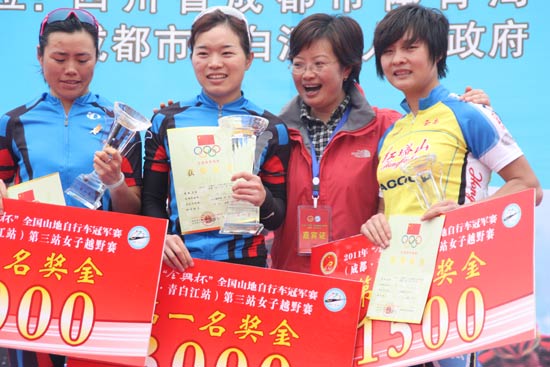 青白江区副区长白涛为女子组前三名颁奖