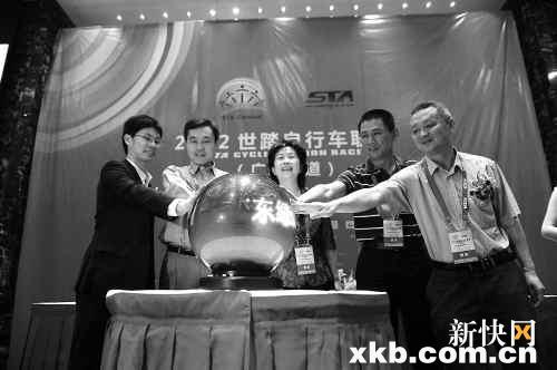 广东省体育局副局长曾晓红女士(中间)等领导出席本次活动启动仪式。