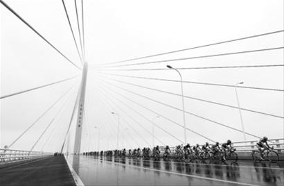 参赛车手们在上海长江大桥上骑行