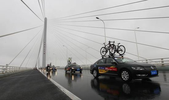 引导车引导选手跨越长江大桥