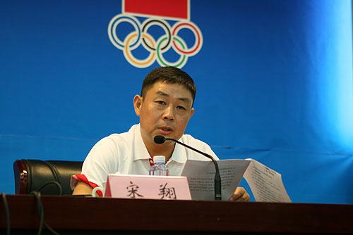 中国自行车队领队宋翔在伦敦奥运备战通气会上。(于红立摄)