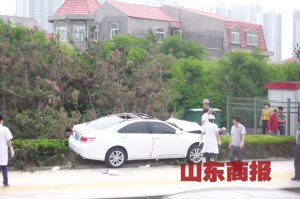 事发现场,冲进绿化带的肇事车辆已撞得面目全非
