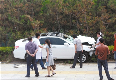 前日下午,肇事车辆骑在绿化带上。当日,该车撞向一自行车队致5人亡。《山东商报》供图