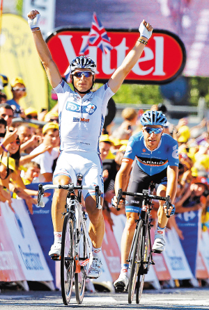 17日,法国布伊格电信车队的费德里戈(左)庆祝胜利。 新华社发