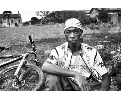 卢旺达大屠杀幸存者阿德里安对自行车有着特殊感情。他说自己骑上自行车就会忘记痛苦。