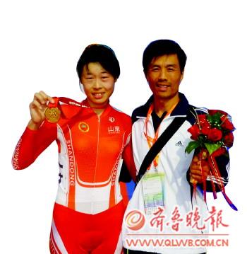 姜吻吻和启蒙教练吕恒福。(由吕恒福提供)