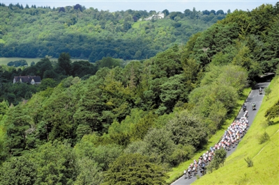 在绿树丛中进行比赛，对于车手来讲也是一种享受。