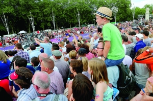 英国首金落空粉丝照常欢庆