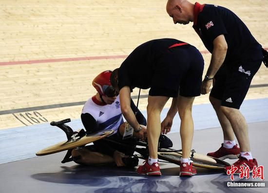    当地时间8月2日，英国自行车选手菲利普·辛德斯（Philip Hindes）在场地自行车预赛时摔出赛道受伤。图片来源：Osport全体育图片社  