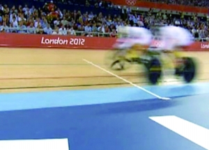 央视截图，看不出中国队员是否犯规。