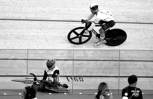 辛德斯摔倒瞬间。