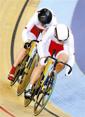 郭爽（左）和宫金杰在比赛中。