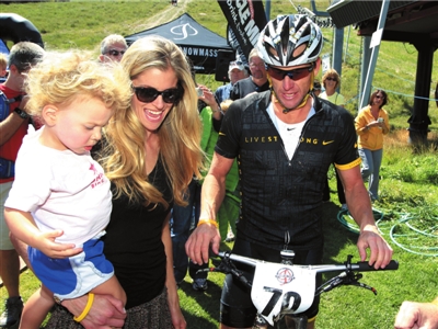 iPhone登录AppStore,Android手机登录cloud.jinghua.cn免费下载联通亿拍，拍摄上图观看视频。阿姆斯特朗与妻女一同亮相。图/东方IC