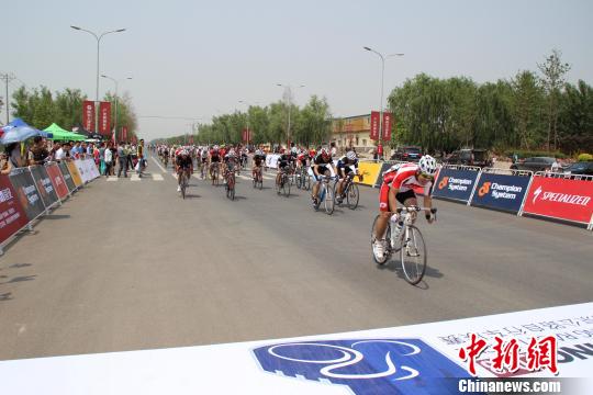 图为2013闪电-北京公路自行车联赛固安站比赛现场。 宋敏涛 摄