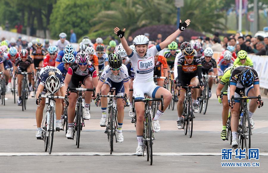 （体育）（1）自行车——环崇明岛女子国际公路自行车赛在沪鸣枪