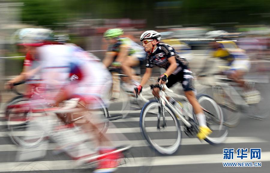 （体育）（7）自行车——环崇明岛女子国际公路自行车赛在沪鸣枪