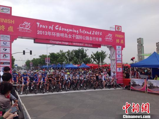 图为2013年环崇明岛女子国际公路自行车赛在沪举行,选手在激烈争夺中 宗晨亮 摄