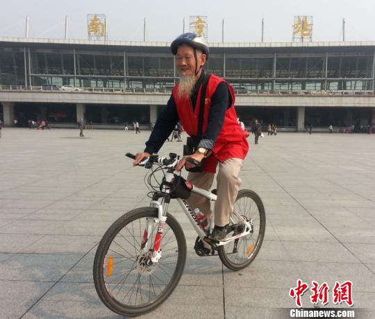 准备出发的南京银骑团队，平均年龄65岁 田雯 摄