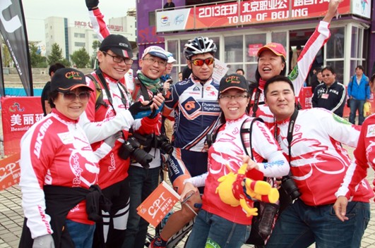 运动员和康比特荣誉骑行人员合影