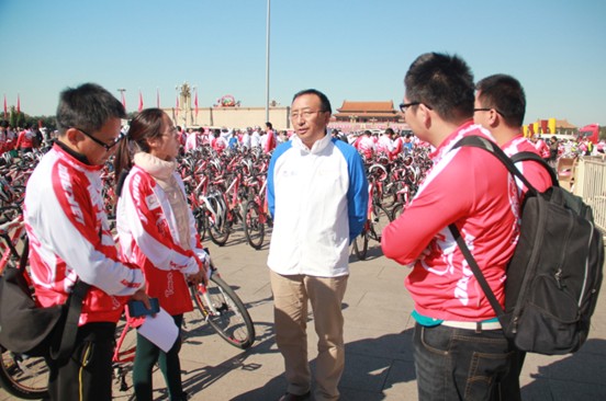 白总在天安门前接受媒体记者采访