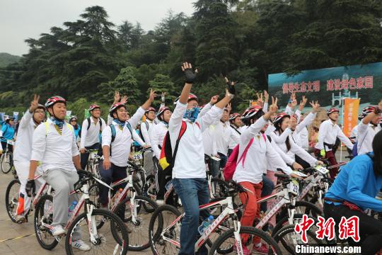 南京市委书记杨卫泽与市民一同骑行 丁智远 摄