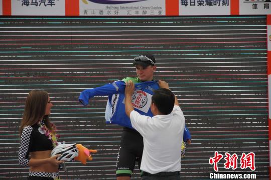 图为颁奖典礼上莫雷诺将蓝衫脱下。 魏巍 摄