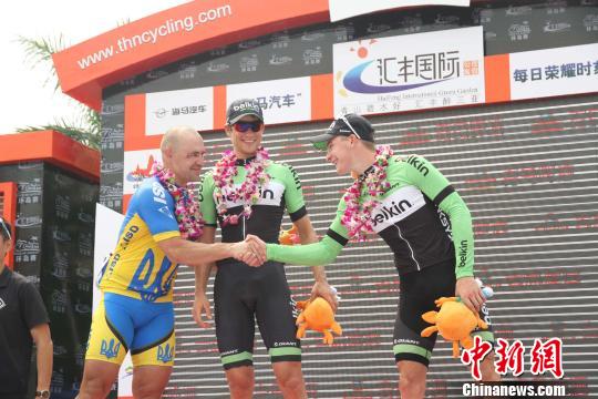 环海南岛国际公路自行车赛第三赛段比赛前，张敬炜（左）和莫雷诺（右）在起点等待比赛开始。　魏巍　摄