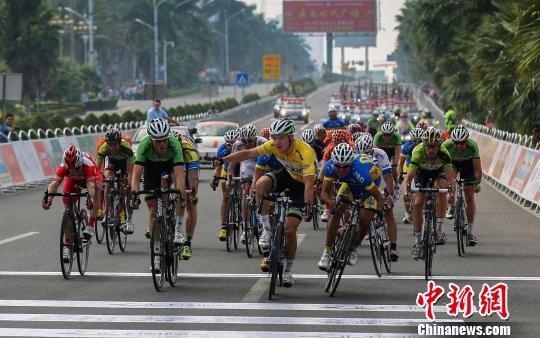 图为第八赛段终点冲刺瞬间。 魏巍 摄