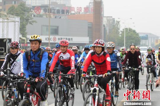 《未来之路》绿色骑行成都温江站的骑友们，整装待发。 王爵 摄