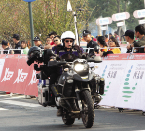 环太湖赛摄像师，同时也是服务环法的摄像师。 　　特派记者 高爱平 摄