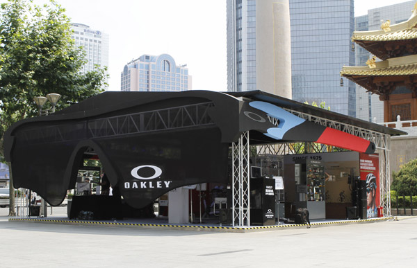 以巨幅Radarlock眼镜为展台主外观的Oakley环法特展