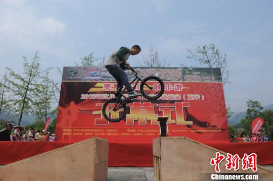 自行车花式表演现场。 王西 摄