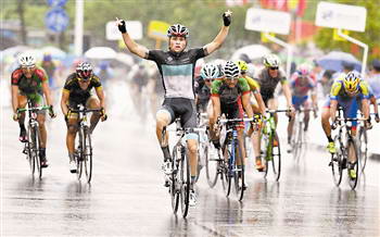 赛段冠军丹尼尔（左一）撞线。 本报记者 张文元 摄 