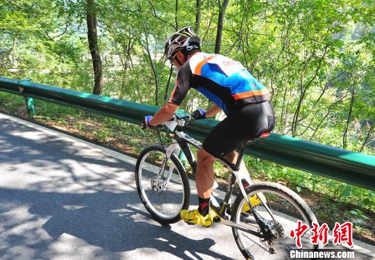 第六届环湘自行车赛总决赛在南岳衡山举行　曹一帆　摄