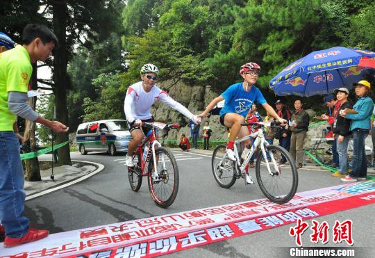 第六届环湘自行车赛总决赛在南岳衡山举行　曹一帆　摄