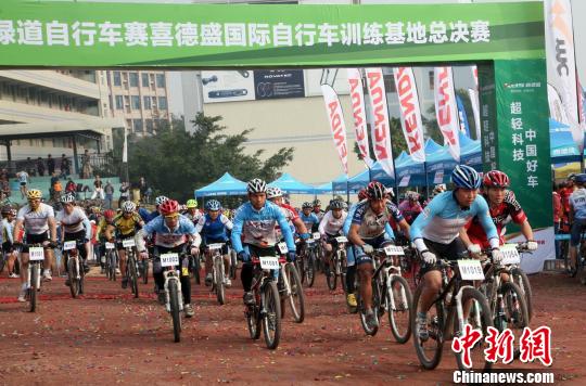 “环珠三角绿道自行车赛”总决赛12日在深圳光明新区举办。 朱坤伟 摄