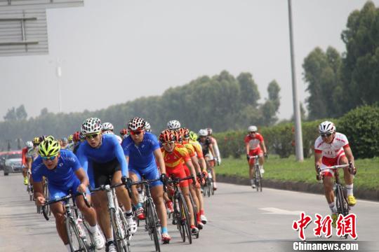 图为参加2014年全国公路自行车冠军赛暨惠州市自行车公开赛的选手激烈角逐。 刘述贵 摄