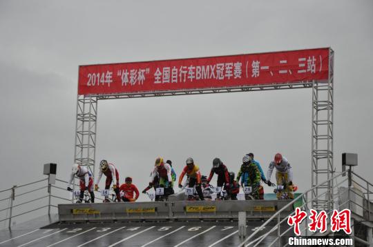 10日上午,2014年全国自行车BMX冠军赛在甘肃临洮亚高原训练基地开赛,这也是临洮基地开建以来首次承办全国大型赛事。因受到雨天影响,原定于当日上午举行的首战“被暂停”。 丁思 摄