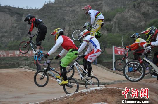 10日上午,2014年全国自行车BMX冠军赛在甘肃临洮亚高原训练基地开赛,这也是临洮基地开建以来首次承办全国大型赛事。因受到雨天影响,原定于当日上午举行的首战“被暂停”。 丁思 摄