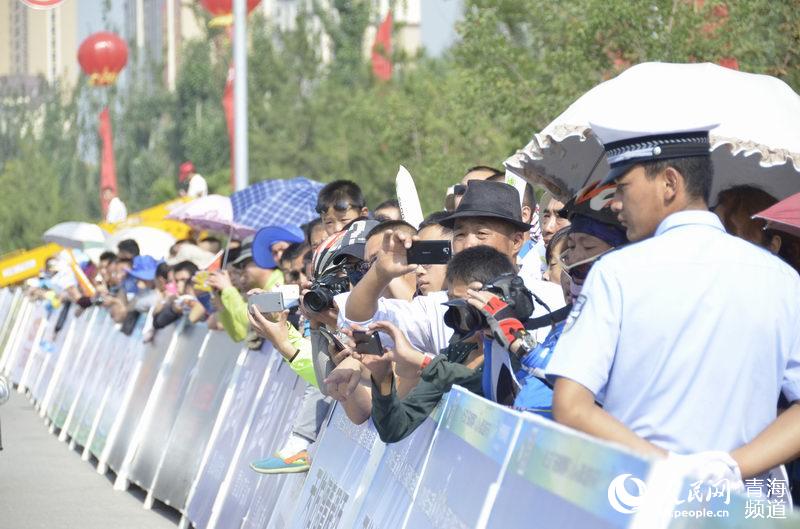 翘首观战的市民