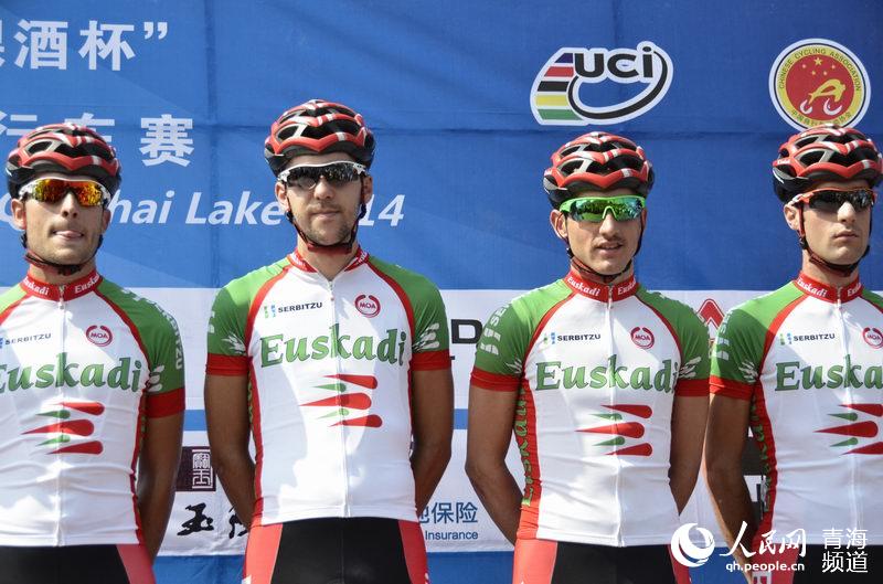 翘首观战的市民