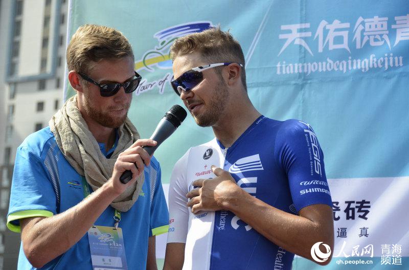 翘首观战的市民