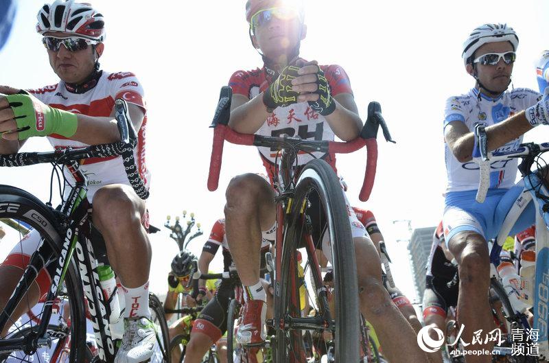 翘首观战的市民