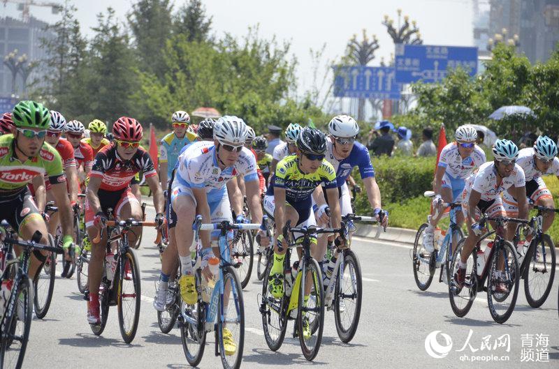 组图:2014环湖赛西宁绕圈赛 车手激烈比拼