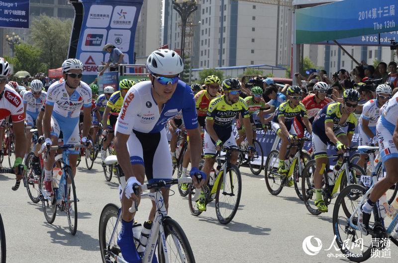 组图:2014环湖赛西宁绕圈赛 车手激烈比拼