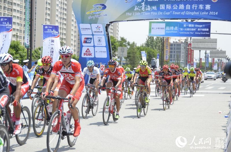 组图:2014环湖赛西宁绕圈赛 车手激烈比拼